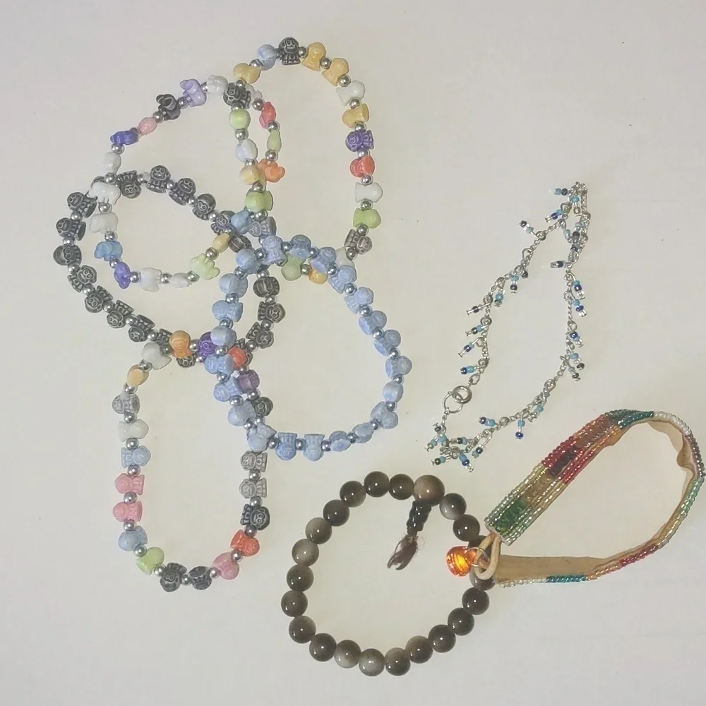 Lot of 8 bracelets. Monkey/beaded